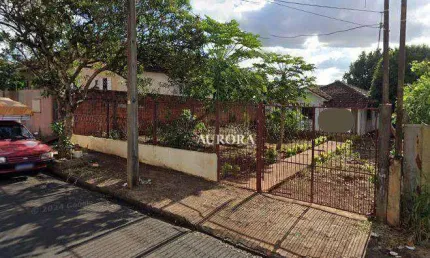 Terreno. comercial, com casa de madeira para demolição.