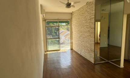 Excelente apartamento de 2 quartos com vaga na Rua Basílio de Brito