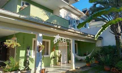 Casa duplex em condomínio fechado em Vargem Pequena