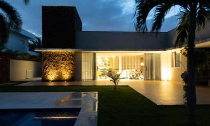 Magnifica Casa 4/4 suítes Mobiliada com energia solar Busca vida