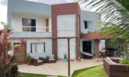 Excelente casa nascente em Alphaville Litoral Norte 1 - Abrantes