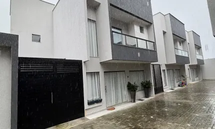 Casa 4/4 dormitórios para venda no Portão do Sol em Buraquinho