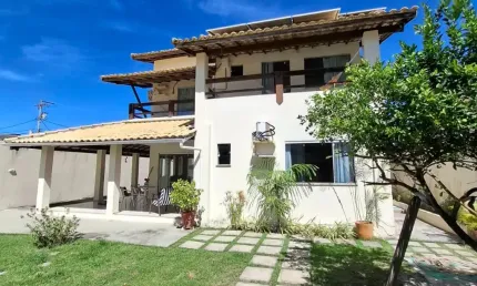 Alugo Casa 6/4 dormitórios com energia solar em Buraquinho