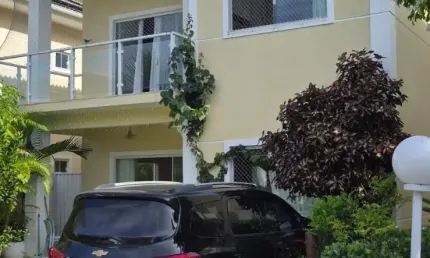 Alugo Casa 5/4 dormitórios com piscina privativa em Buraquinho