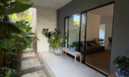 Apartamento térreo mobiliado - 2/4 com suíte | miragem buraquinho