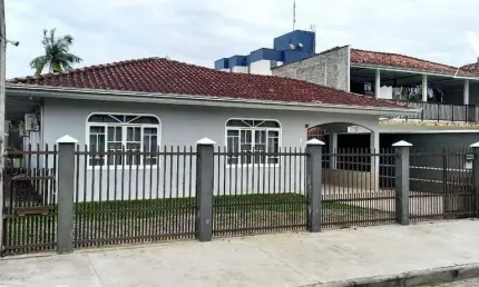 Casa com 4 dormitórios à venda, 250 m² por R$ 800.000,00 - Iririú - Joinville/SC