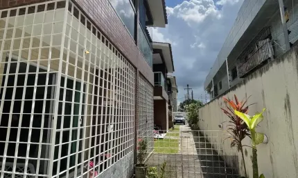 Lindo sobrado com energia solar no coração do cordeiro.