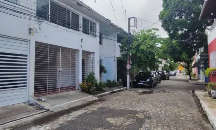 'Viva com Segurança e Conforto: Casa Espaçosa em Condomínio Exclusivo no Poço da Panela'