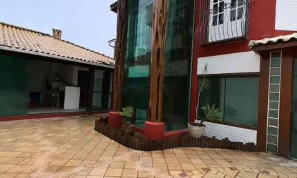 Charmosa Casa Duplex com Toque Rústico e Amplo Espaço Externo!
