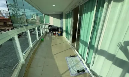 Apartamento Espaçoso no Pecado - 3 Quartos, Suíte e Cortina de Vidro
