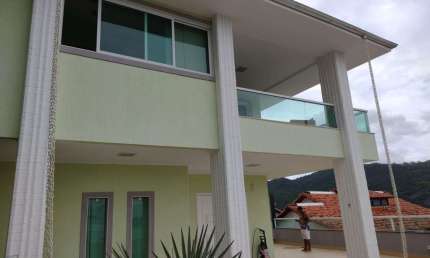 Imóvel de luxo à venda em São Francisco, Niterói-RJ: 5 quartos, 2 suítes, 2 salas, 2 banheiros, 4 vagas de garagem, 360m².