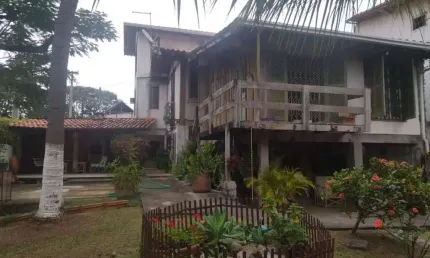 Casa à Venda em Niterói-RJ, Bairro Piratininga: 4 quartos, 1 suíte, 2 salas, 3 vagas, 220m² de área.