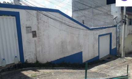 Casa com terreno amplo medindo 300 m² para construção e investimento na Cajazeiras X, escriturado a venda em Salvador Bahia