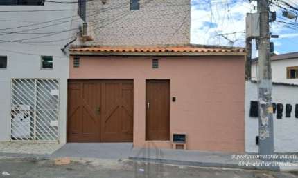 Casa padrão térreo e sob solo com 2/4 suite e closet, cozinha, garagem bem localizada em Pituaçu a vender Salvador Bahia
