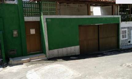 Casa térrea livre e solta em rua publica com total privacidade, murada e monitorada aqui na Rua da Amendoeira do Jardim Imperial em Pituaçú Salvador