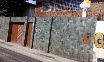 Casa duplex ampla, livre, com área construída de 170,38 m², com 4/4 garagem em um terreno medindo 360,75 m², escriturada no melhor de Itapuã a vender