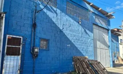 Galpão com 200 m² no Centro Empresarial Sueli portaria 24 horas pé direito medindo 6 metros, 3 salas em Águas Claras Br 324 alugar em Salvador Bahia