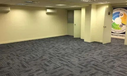 Comercial , com andar inteiro, dividido em salas no centro!