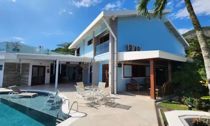 Casa de Alto Padrão com 5 Quartos no Condomínio Eldorado