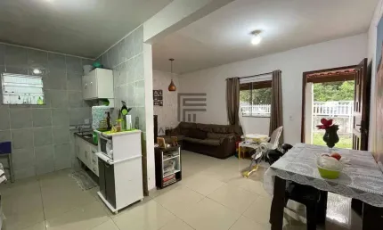 Casa em Araruama, 2 quartos - R$ 200.000,00 - Três Vendas