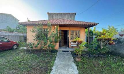 Casa em Araruama, 4 quartos, 3 cozinhas - R$ 480.000,00 - Centro