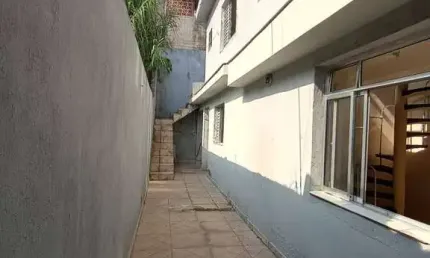Aluga-se / vende-se sobrado em frente céu agua azul com escritura
