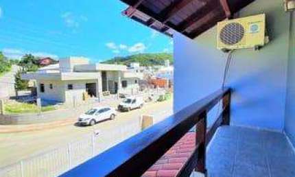 Casa Alto Padrão para Venda em Palhoça, Pedra Branca, 3 dormitórios, 1 suíte, 2 banheiros, 2 vagas