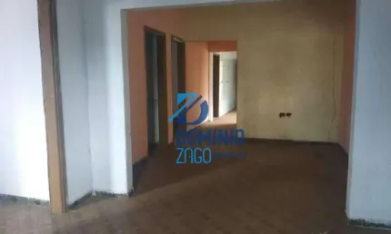 Casa no início da Av. Elias Cruvinel / Boa Vista. Necessita reforma.