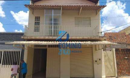 Sobrado na principal rua do Valim de Melo com cômodo comercial