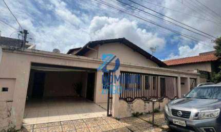 Casa com 3 quartos à venda na Rua Padre José Piasek, Centro, Araxá