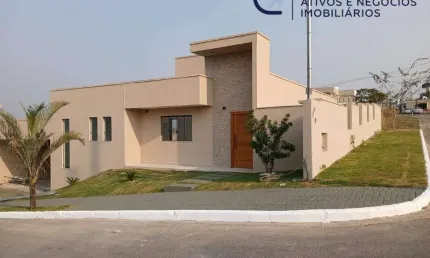 Linda casa em condomínio fechado com portaria 24 horas