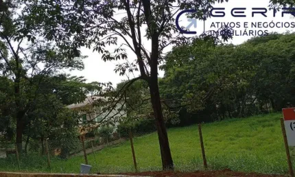 Excelente lote, localizado na avenida principal do Condomínio!