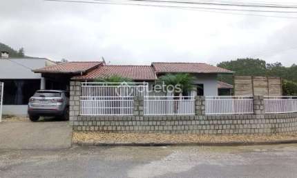 Oporunidade única, casa com piscina e galpão anexo.