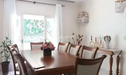 Casa com 3 dormitórios, suíte com closet, 3 sacadas e área de festas.