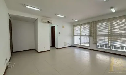 Sala comercial à venda no Centro de Florianópolis com 1 vaga exclusiva