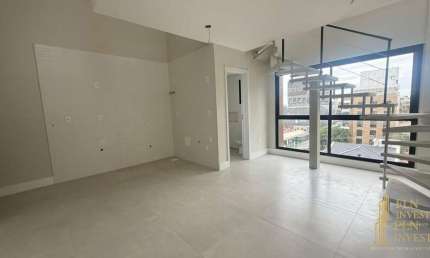 Loft com mezanino à venda no Centro de Florianópolis – 1 suíte, vaga