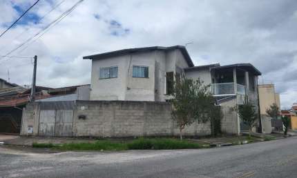 Sobrado à venda, Res. Mombaça I, 4 dorms. 1 suíte, 3 banheiros, 5 vagas garagem. Pindamonhangaba, S