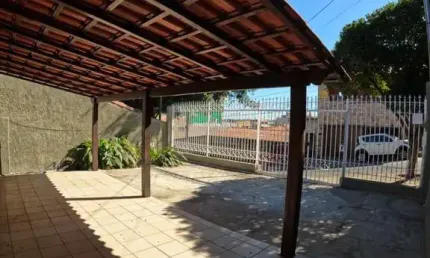 Casa com 3 quartos para alugar no Dom Bosco, Belo Horizonte  por R$ 3.500