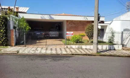 Espaçosa Casa com 3 Dormitórios, 4 Vagas, Excelente Localização Jd Santa Rosalia
