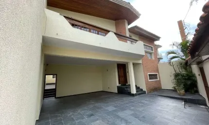 Sobrado à venda 3 quartos(suíte com hidro) churrasqueira e garagem para 4 carros