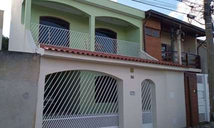 Sobrado com 3 quartos, sótão e aquecimento solar na Vila Carvalho