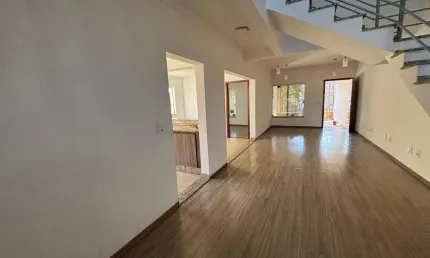 Casa Alto Padrão na Vila Cristal, 5 Dorms, 5 Min do Centro — R$ 4.500 Locação