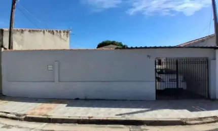 Espaçosa e bem localizada! Casa com 3 dorms e 2 vagas na Vila Fiori