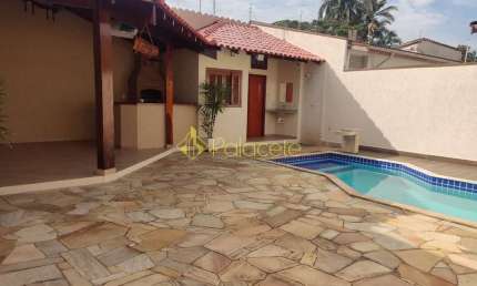 Casa Estilo Clássico com 3 Quartos, Piscina, Área Gourmet, 4 Vagas e Excelente Localização Próxima