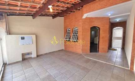 Sobrado Imponente com 3 Pavimentos, Suíte Master, Terraço Panorâmico e Garagem para 2 Carros em Exc