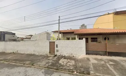 Ampla Casa com 02 Dormitórios, Suíte, Garagem e Quintal - Ideal para Uso Residencial ou Comercial -
