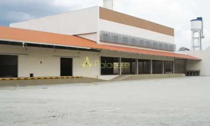 Excelente Imóvel Comercial em Cruzeiro com Galpões a Partir de 600m², Escritórios e Estacionamento