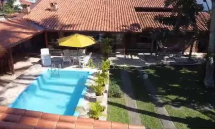 Ampla Casa Térrea de Esquina com Piscina e Edícula a Apenas 50 Metros da Praia das Palmeiras em Car