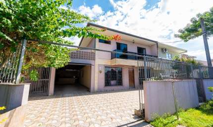 EXCELENTE TRIPLEX MUITO BEM LOCALIZADO COM 5 QUARTOS E 4 VAGAS DE GARAGEM