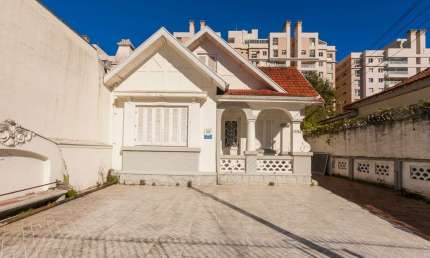 Casa com 8 quartos  para alugar, 207.00 m2 por R$4600.00  - Reboucas - Curitiba/PR